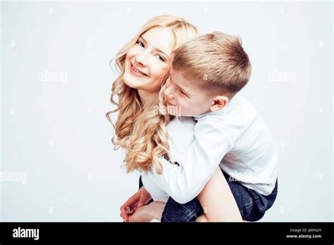 Jeune blonde moderne mère bouclés avec mignon fils happy smiling family posing cheerful sur