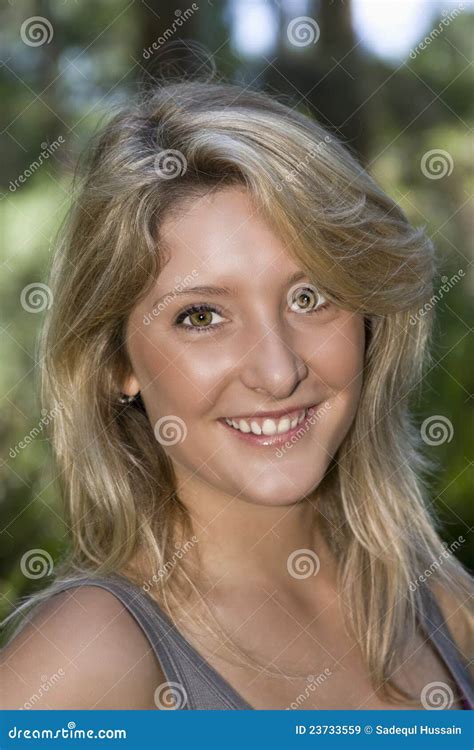 Mooie Blonde Kaukasische Jonge Vrouw Stock Afbeelding Image Of Nave