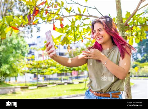Jeune latina Banque de photographies et dimages à haute résolution Alamy