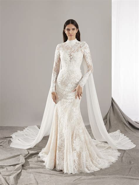 LEITH | Vestido de novia sirena con escote cisne | Pronovias