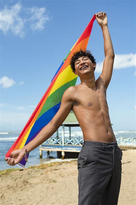 Joven Gay Con Orgullo Sosteniendo La Bandera Del Lgbt En Sus Manos Imagen De Archivo Imagen De
