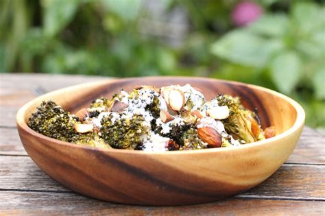 Un Peu Gay Dans Les Coings Salade De Brocoli Grill Au Barbecue Amandes Et Sauce Yaourt S Same