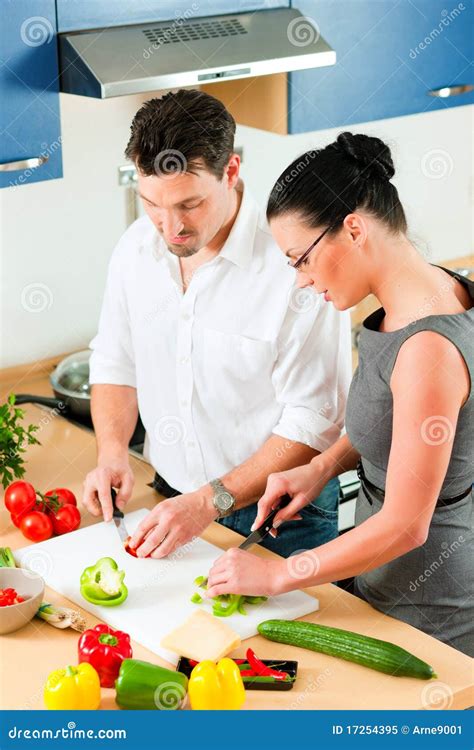 Couples Faisant Cuire Ensemble Dans La Cuisine Image Stock Image Du