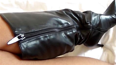 Sexy Tranny With Big Ass Wearing High Heels Boots Play With A Dildo Doing Handjob Self