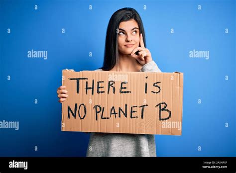 Jeune Femme Activiste De La Brunette Qui A Une Banni Re Protestant Pour S Occuper De La Plan Te