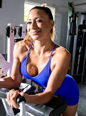 Cassie Del Isla Milf Body BabeSource