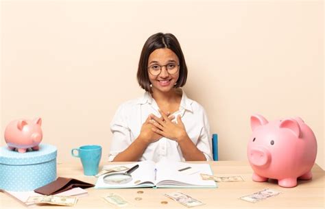 Mujer Latina Joven Que Parece Feliz Sorprendida Orgullosa Y