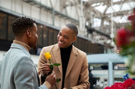 Couple Gay Achetant Des Fleurs Dans La Ville Lors D Un Rendez Vous Photo Gratuite