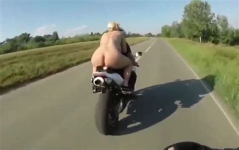 Nevena Hot Se Vozi Na Motoru I Nabija Na Dildo