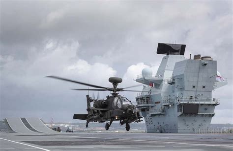 British Army Apache gunship starts trials with HMS Queen Elizabeth - Naval News