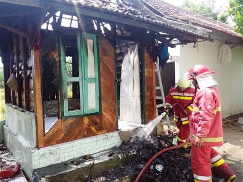 Diduga Korsleting Listrik Ponpes Di Desa Ngraho Terbakar