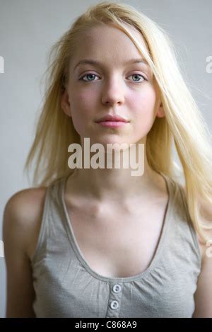 Schöne langhaarige blonde junge Frau in Minirock und oben am Strand Stockfotografie Alamy