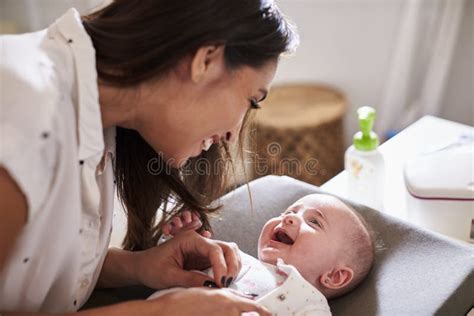 Bebê Idoso Feliz De Quatro Meses Que Encontra se Na Tabela Em Mudança