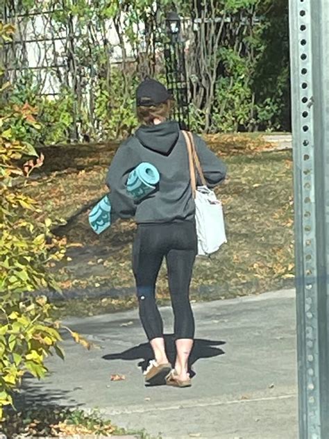 Nice Ass Passing By Spandex Leggings Yoga Pants Forum