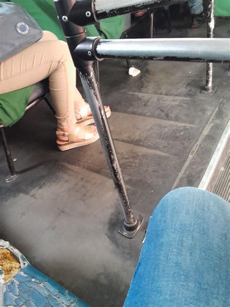 BEAUTIFUL AND CUTE FEET Ricos Pies De Milf En Sandalias En El Bus