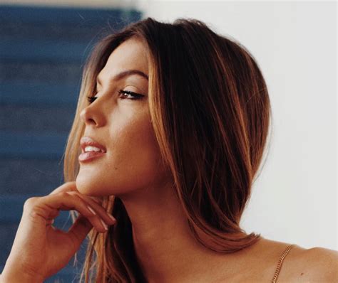 Iris Mittenaere se dévoile en bikini au bord dune piscine