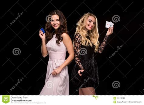 Brune Sexy Et Blonde De Deux Filles Posant Avec Des Puces Et Des Cartes Dans Leurs Mains Fond