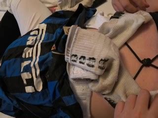 被捆绑的棒球运动员玩弄乳头并用脏袜子自慰 Pornhub Gay