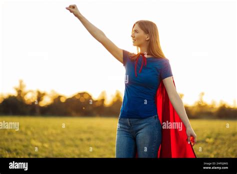 Femme Super H Ro Une Jeune Et Belle Blonde Sous La Forme D Une Superh Ro Ne Dans Un Manteau