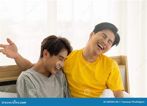 La Pareja Homosexual Gay Asiática Se Abraza Y Se Abraza En La Cama Igualdad De Género Y Sentido