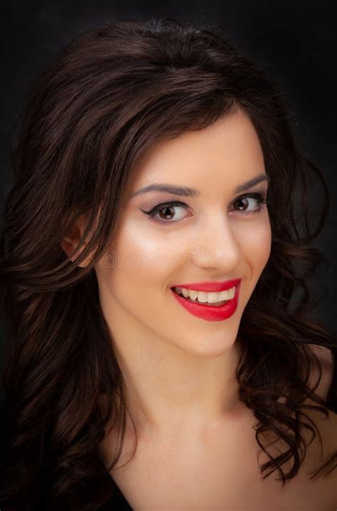 Portret Van Een Mooi Brunette Op Een Donkere Achtergrond Stock Foto