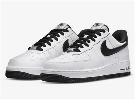 Белые мужские кроссовки с черным свушем Nike Air Force 1 '07 Найк ...