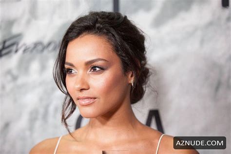 Jessica Lucas Sexy Flaunts Her Hot Cleavage In A Stunning Outfit At Gracepoint Premiere In
