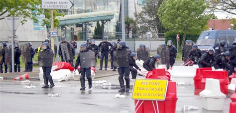 Les Forces De Lordre Sur Le Qui Vive