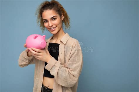 Foto Retrato De Feliz Positiva Sonriente Joven Vencedora Atractiva Brunette Cursi Con Emociones
