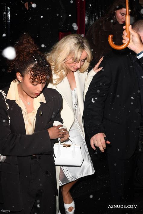 Sabrina Carpenter Sexy Spotted Flaunting Her Hot Cleavage In New York City Aznude