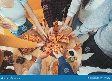 Vista Dall Alto Di Molti Amici Che Prendono A Mani Nude Fette Di Pizza Italiana Al Tavolo Di