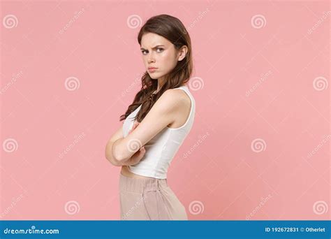 Vista Lateral De Una Jovencita De Brunette Disgustada Con Ropa Ligera