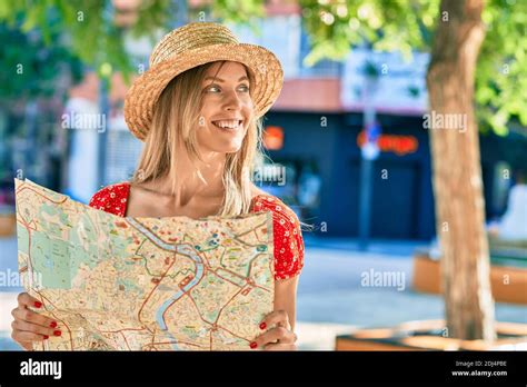 Jeune Blonde Touriste Femme Portant Le Style D T La Recherche De La
