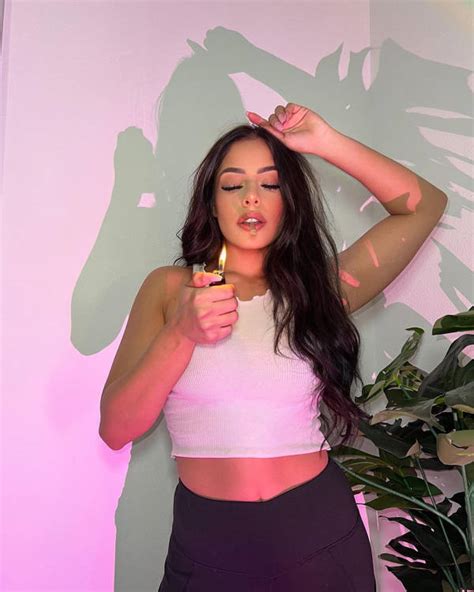 These Are Smokin Hot Babes Pics Izispicy