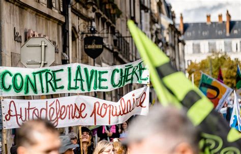 Journ E De Gr Ve Pr S De Manifestants Pour Les Salaires Et