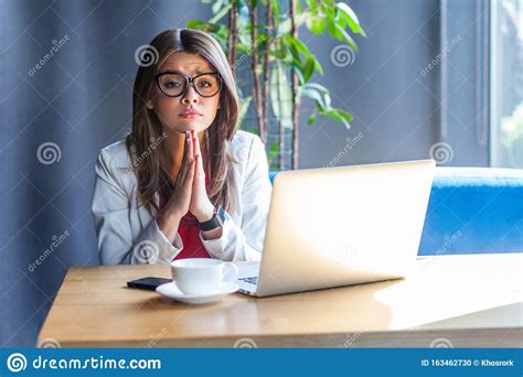 Help Me Alsjeblieft Portret Van Een Hoopvolle Mooie Stijlvolle Brunette Jonge Vrouw In Een