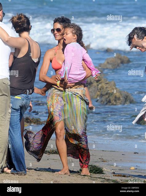 Halle Berry Bikini Hi Res Stock Photography And Images Alamy