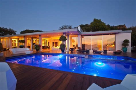 10 Stunning Contemporary Homes With Swimming Pool