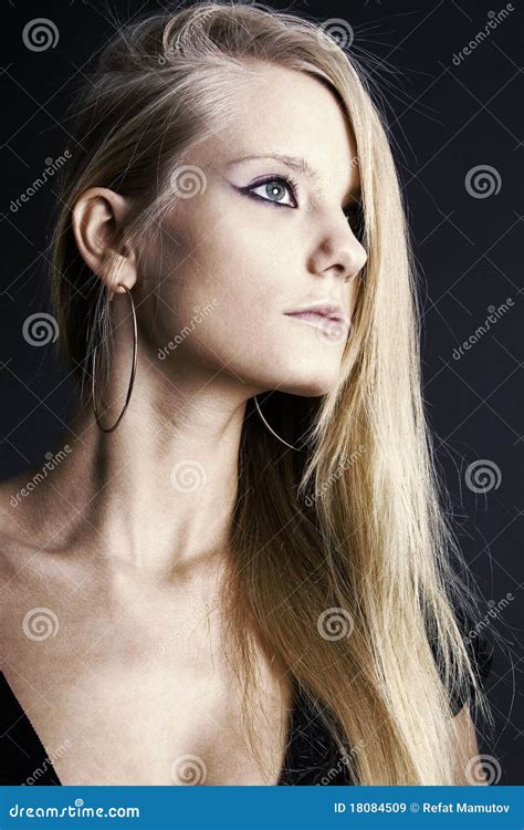 Bello blonde immagine stock Immagine di salone sensualità 18084509