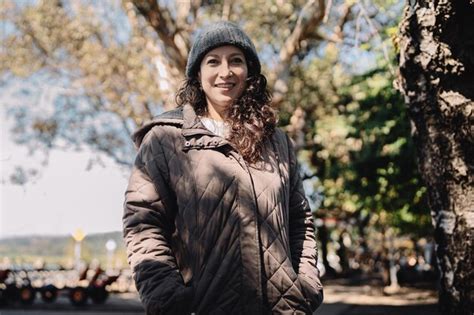 Mulher Latina Adulta Casaco Frio E Chap U De L Sorri Enquanto Olha Para O Parque De C Meras