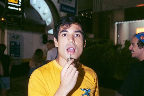 Ex galã de Malhação revela trauma antes de se assumir gay