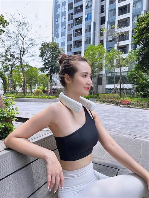 Huyền Lizzie khoe dáng gợi cảm với bikini