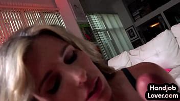 HJ tetona milf masturbándose la polla en acción POV hablando sucio XVIDEOS