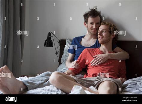 Deux Hommes Gay Au Lit Banque De Photographies Et Dimages Haute R Solution Alamy