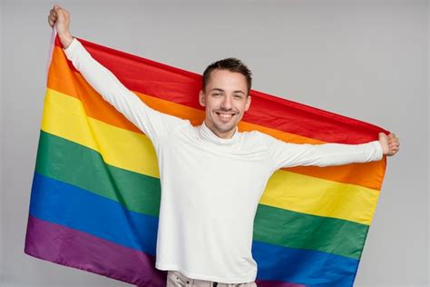 Hombre Gay Sonriente Con Bandera Del Arco Iris Foto Premium