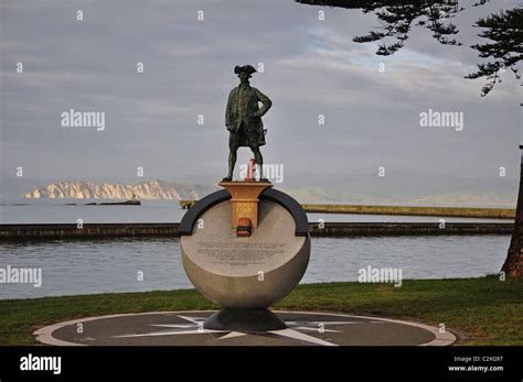 Captain Cook S Landing Site Statue On Waterfront Gisborne Gisborne