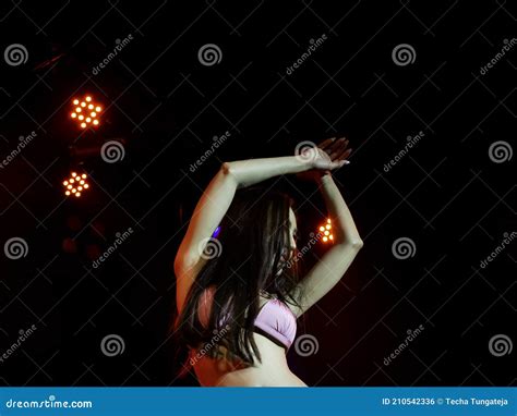 Asiática Sexy Mujer En Bikini Baile Espectáculo En El Escenario Foto de archivo Imagen de
