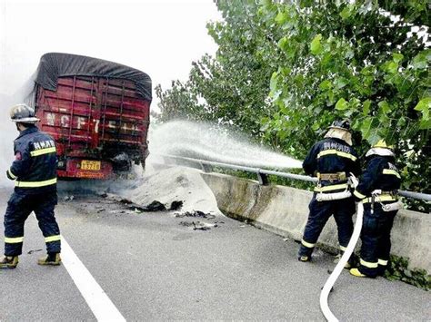 货车满载大米高速上自燃 部分大米烧成爆米花武汉新闻中心长江网cjncn