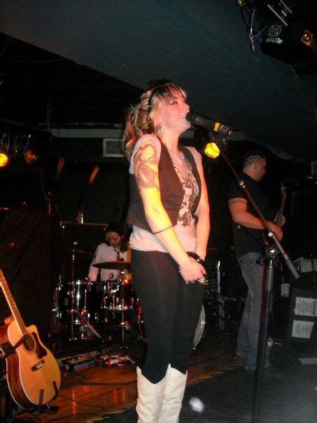 9 Hot Sexy Suzie McNeil Bikini Pics