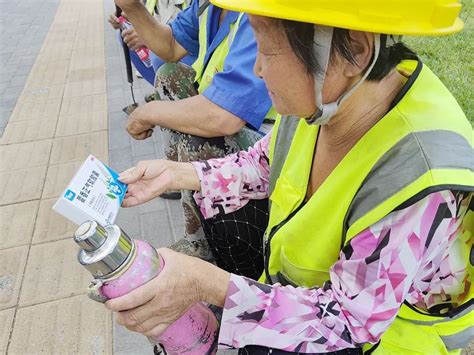 致敬高温下的劳动者｜园林工人不畏酷暑用汗水浇灌城市鲜绿